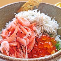 熱海 古屋旅館 【こだわりの朝ごはん】 鮑踊り焼&A5ランク牛!選べる朝食!しらす&桜海老二色丼とわさび丼+釜鶴干物
