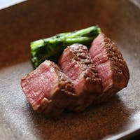亀の井別荘 亀の井別荘の洋室に泊まり、季節の会席料理をレストランで愉しむ。2019年10月1日以降