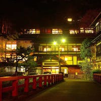積善館(本館) 【「千と千尋の神隠し」のモデル宿で過ごす】赤い橋を渡ると広がる異空間へタイムトリップ旅!