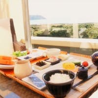 BREATH HOTEL 遅めのチェックアウト&お部屋食が魅力。インルームダイニング朝食付プラン