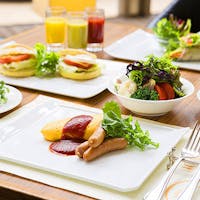 神戸ベイシェラトン ホテル&タワーズ 陽光注ぐ朝のレストランでアイテム豊富な和洋バイキング オムレツやフレンチトーストのライブクッキングも