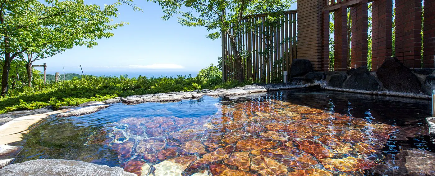 源泉直流式露天温泉浴池