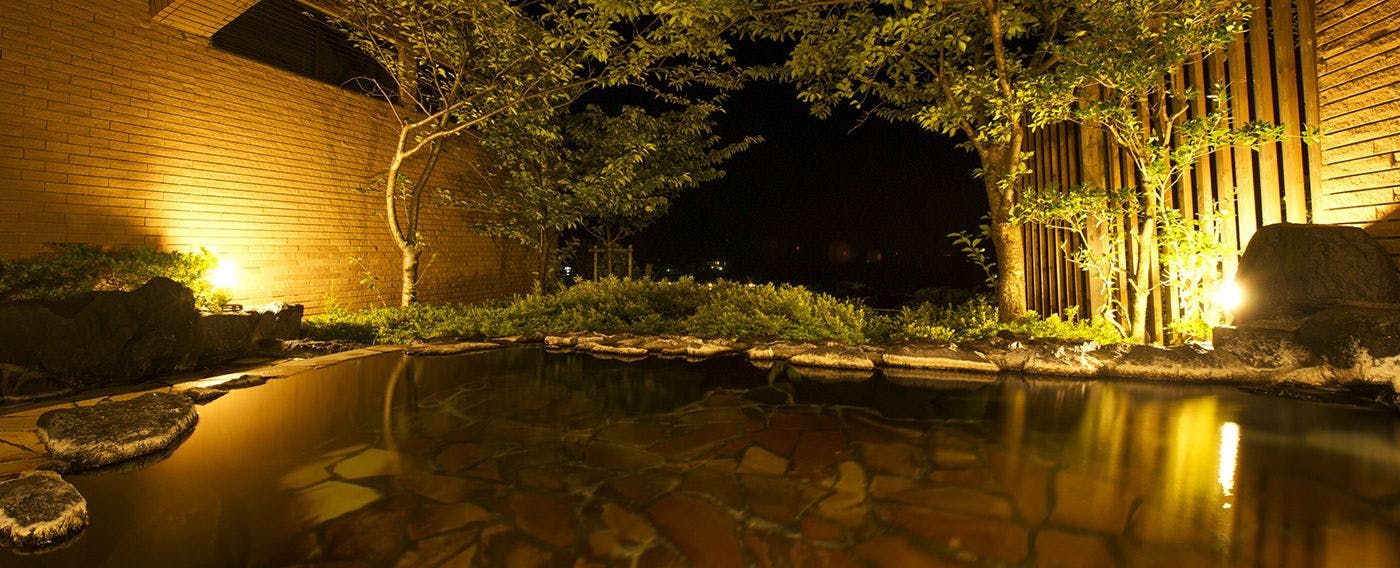 源泉直流式露天温泉浴池