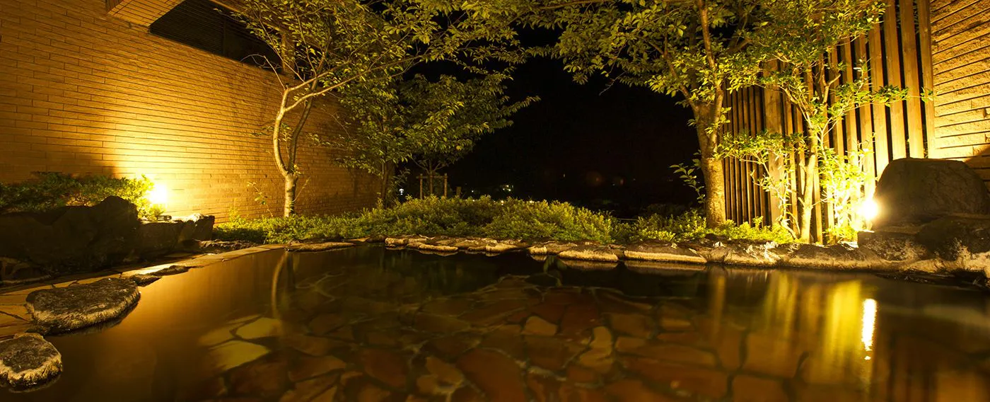 源泉直流式露天温泉浴池