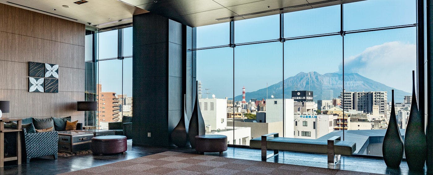 Pemandangan Gunung Sakurajima dari lobi