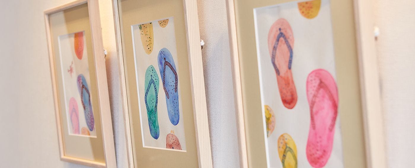 คุณจะรู้สึกผ่อนคลายด้วยภาพวาดของศิลปินที่อาศัยอยู่บนเกาะ