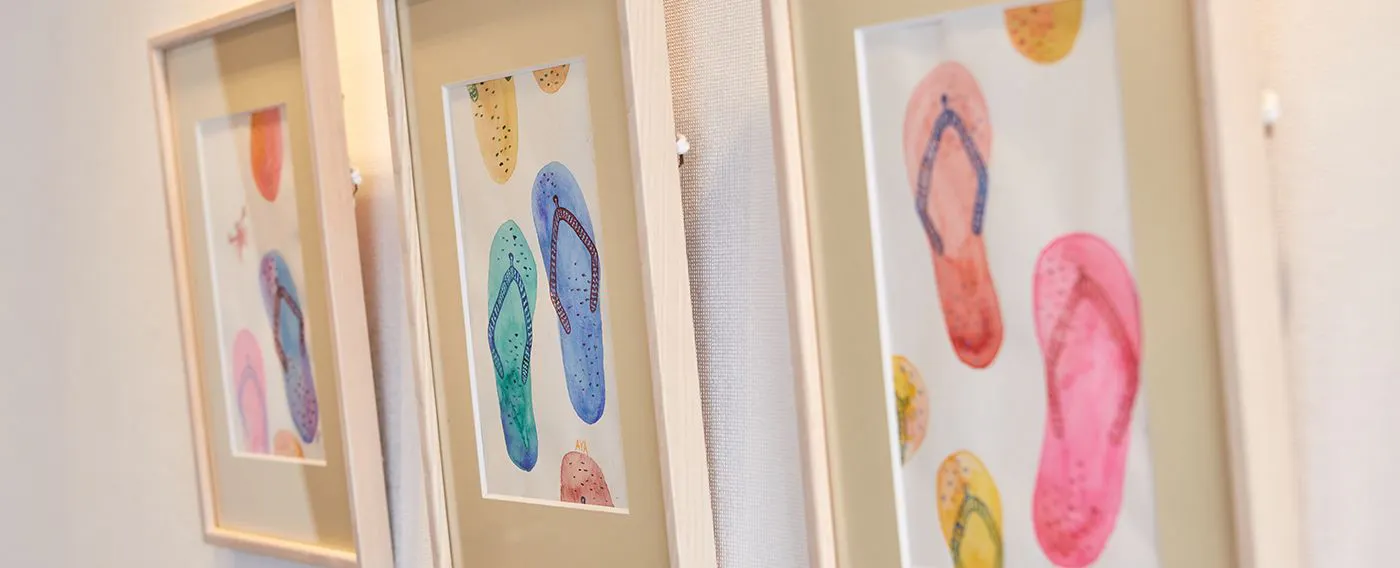 คุณจะรู้สึกผ่อนคลายด้วยภาพวาดของศิลปินที่อาศัยอยู่บนเกาะ