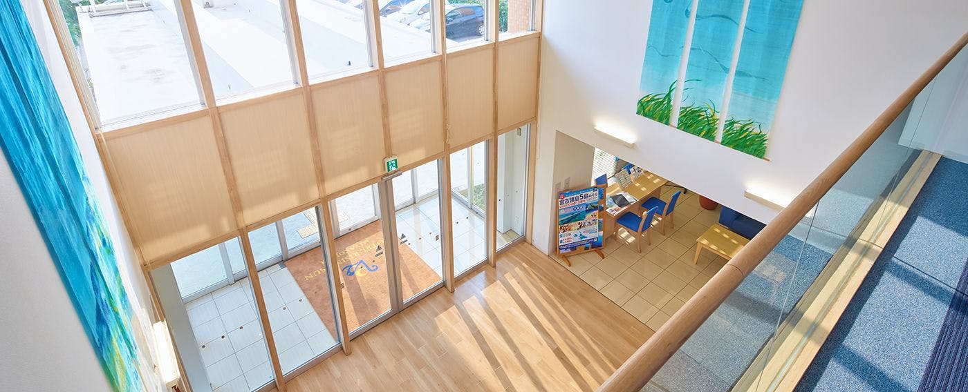 ทางเดินที่มีเพดานสูงสองชั้น