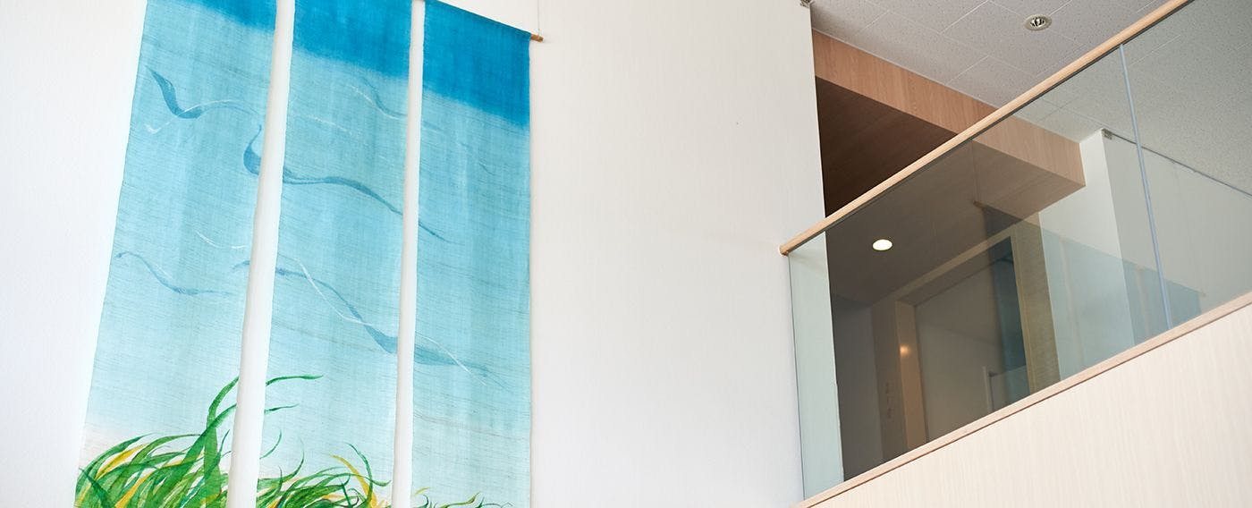 ทางเดินที่มีเพดานสูงสองชั้น