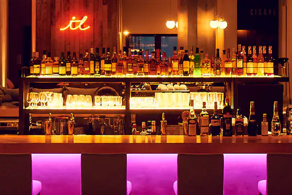 บาร์ (กลางคืน)