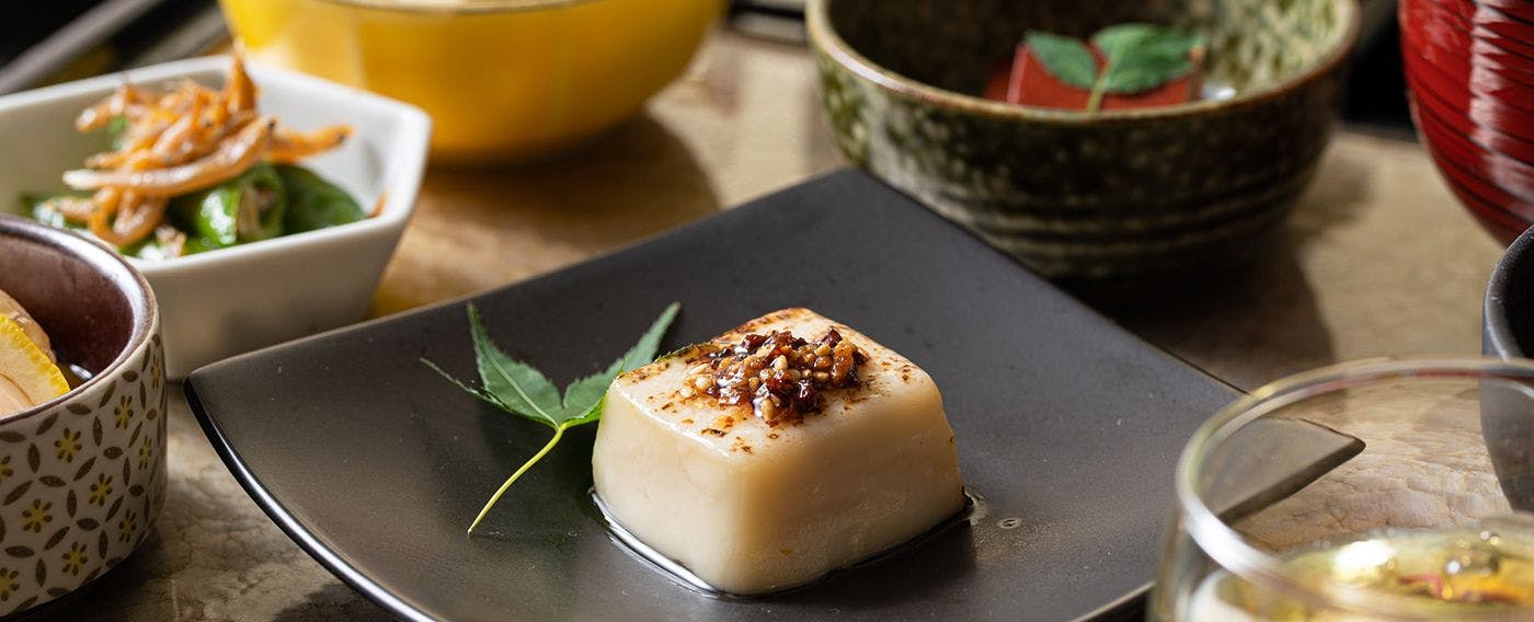 Kami menyediakan hidangan yang menggunakan bahan-bahan bermusim dari Kyoto dan Shiga secara melimpah, disesuaikan dengan musim tersebut.