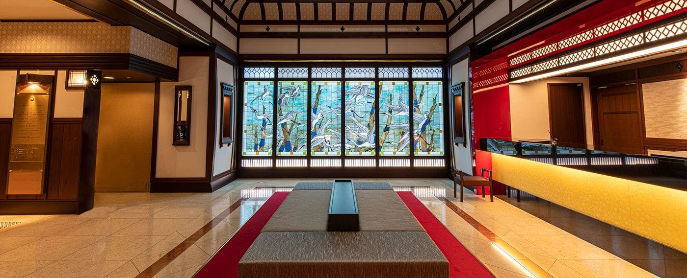 Permaidani merah yang mengingatkan pada era Taisho Romantik.