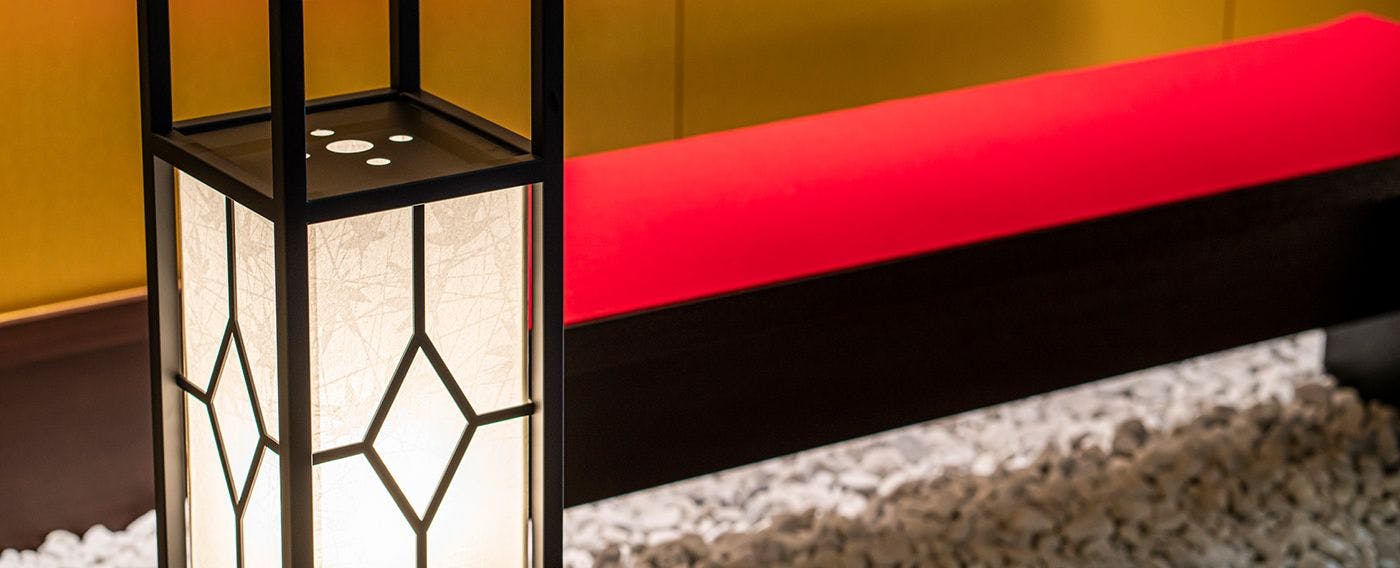 Bangku dan lampu tradisional yang mencipta suasana unik.