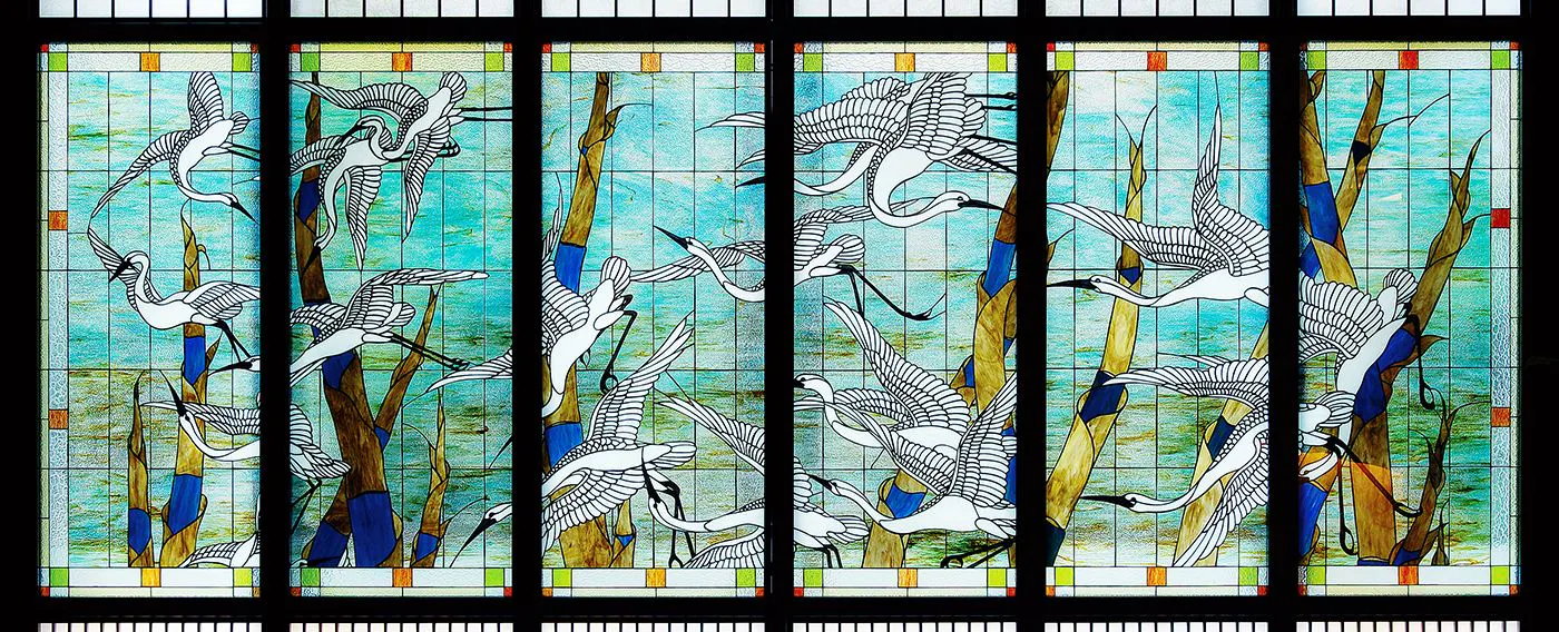 Kaca berwarna dengan reka bentuk burung heron di Sungai Kamogawa yang diolah dalam gaya Rimpa.