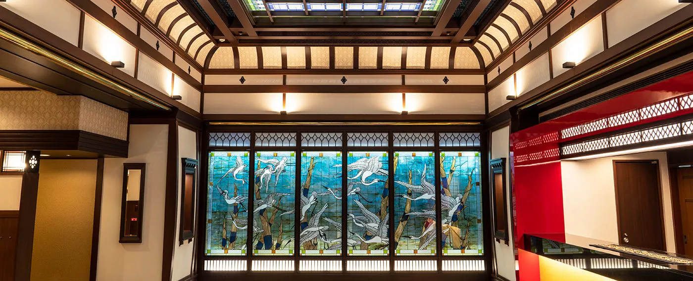 Masuk ke pintu masuk, permaidani merah terbentang luas dengan suasana romantik era Taisho.