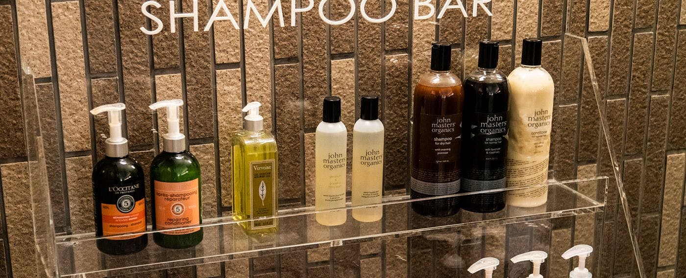 Syampu dan perapi dari jenama terkenal disediakan untuk kegunaan anda secara percuma.