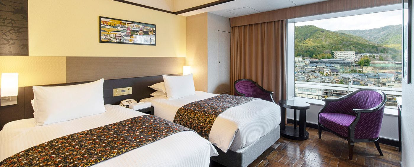 Stesen terdekat, Stesen Yamashina, dihubungkan terus melalui bawah tanah, jadi anda boleh datang dengan selesa walaupun pada hari hujan.