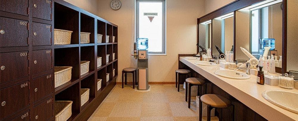 Bilik persalinan dilengkapi dengan pelbagai jenis pengering rambut, losyen muka, dan pelembap.