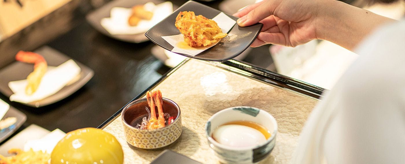 Nikmati hidangan istimewa yang disediakan dengan teliti menggunakan bahan tempatan seperti tauhu Kyoto dan sayur-sayuran Kyoto, serta bahan bermusim yang dipilih dengan teliti.