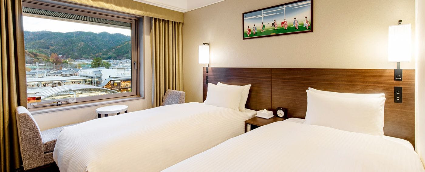 Nikmati keselesaan dengan katil jenama Simmons yang memberikan sokongan badan yang optimum.