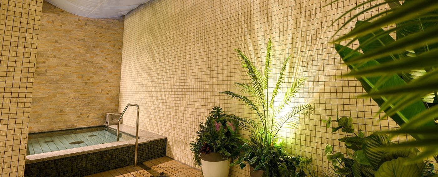 Kolam mandi awam (wanita)