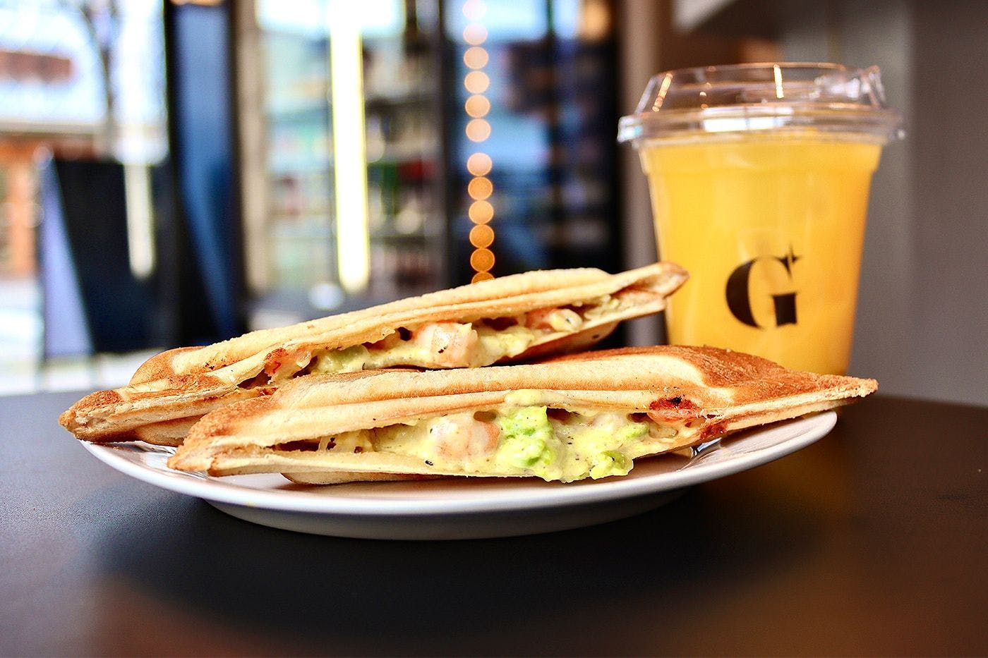 อาหารเช้า｜แซนด์วิชร้อน (กุ้งอะโวคาโด)