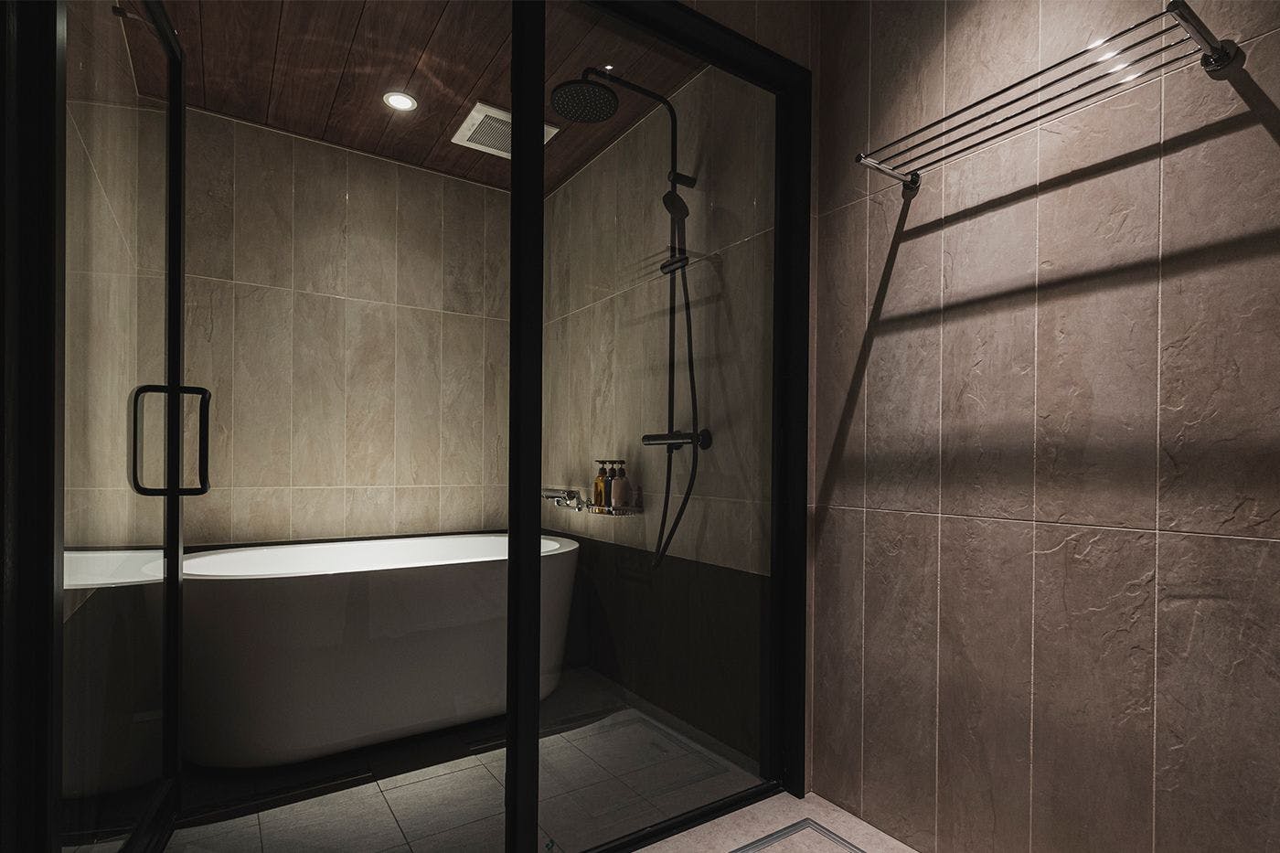 ห้องน้ำพร้อมพื้นที่อาบน้ำ