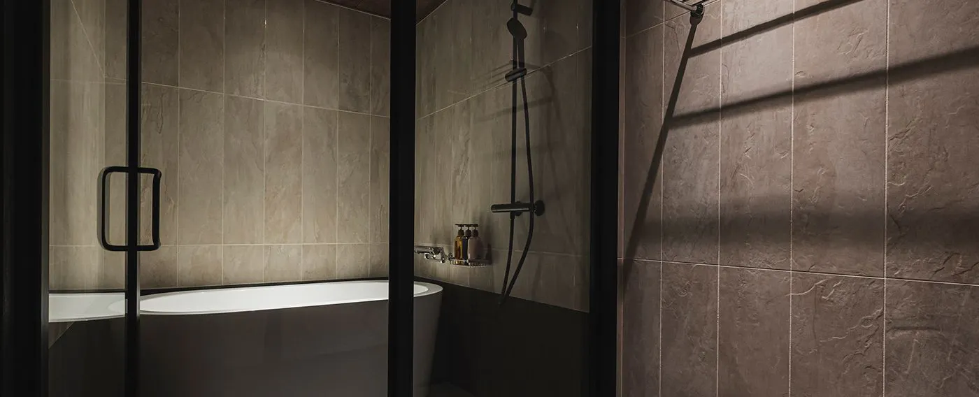 ห้องน้ำพร้อมพื้นที่อาบน้ำ