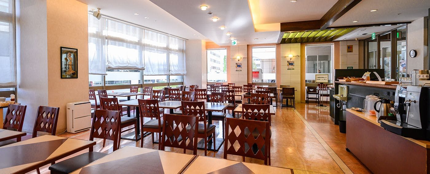 ホテル1階　カフェレストラン「ル・ベール」。