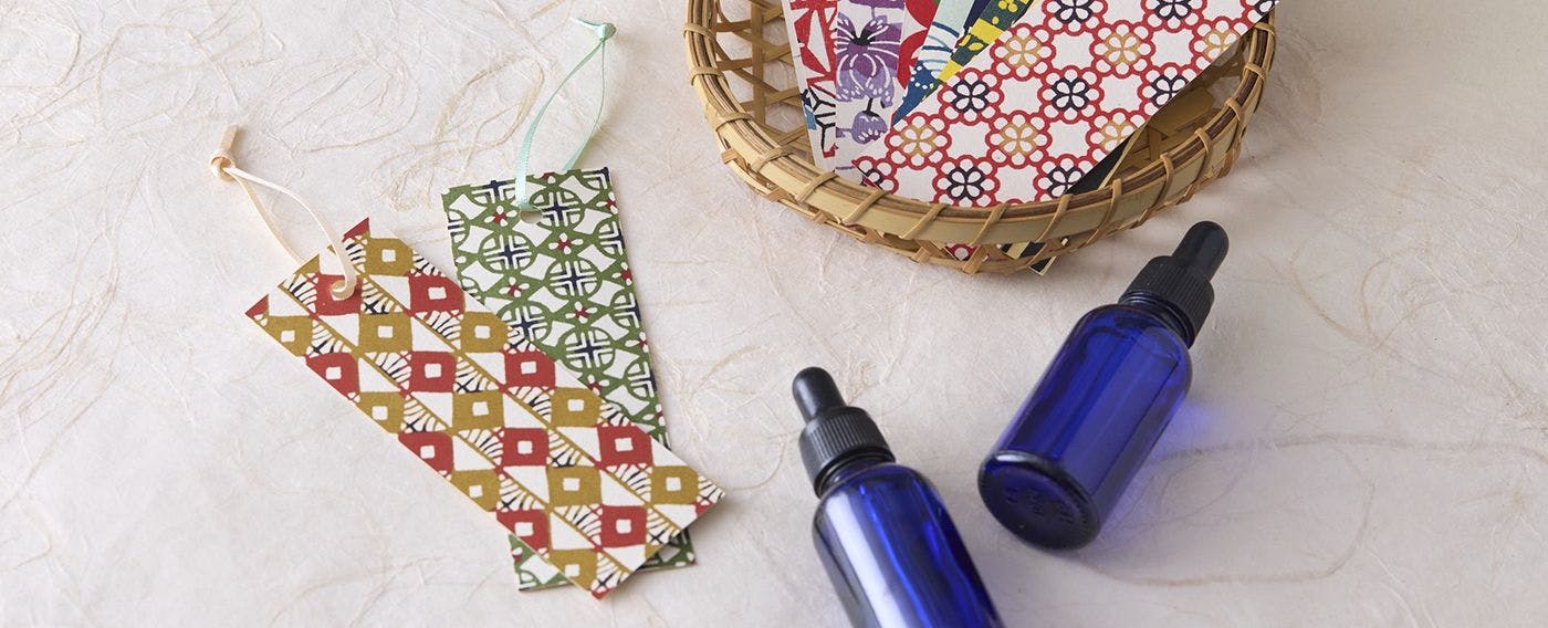 しおりに香り付け