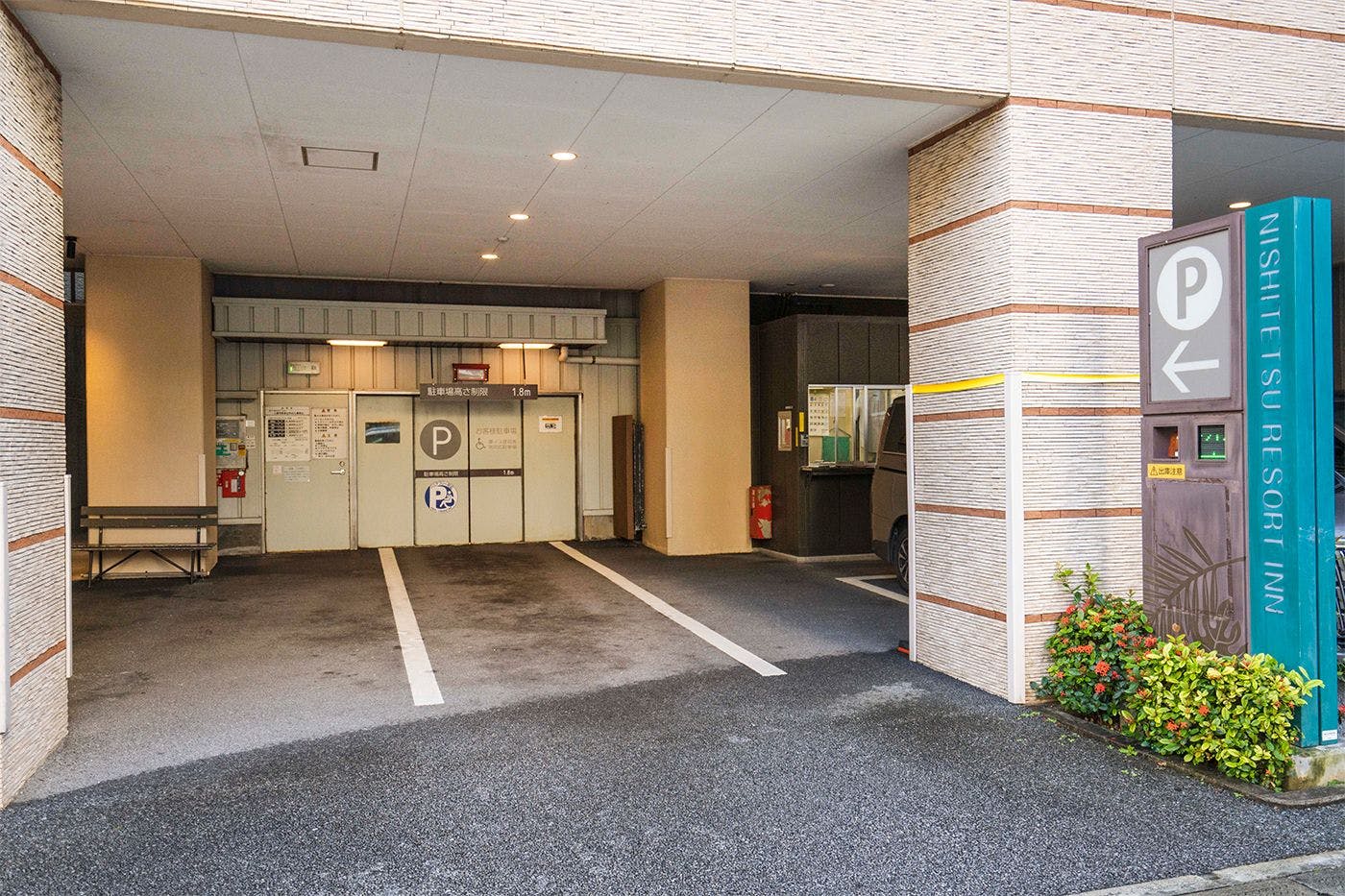 1F 주차장(호텔 뒤편)