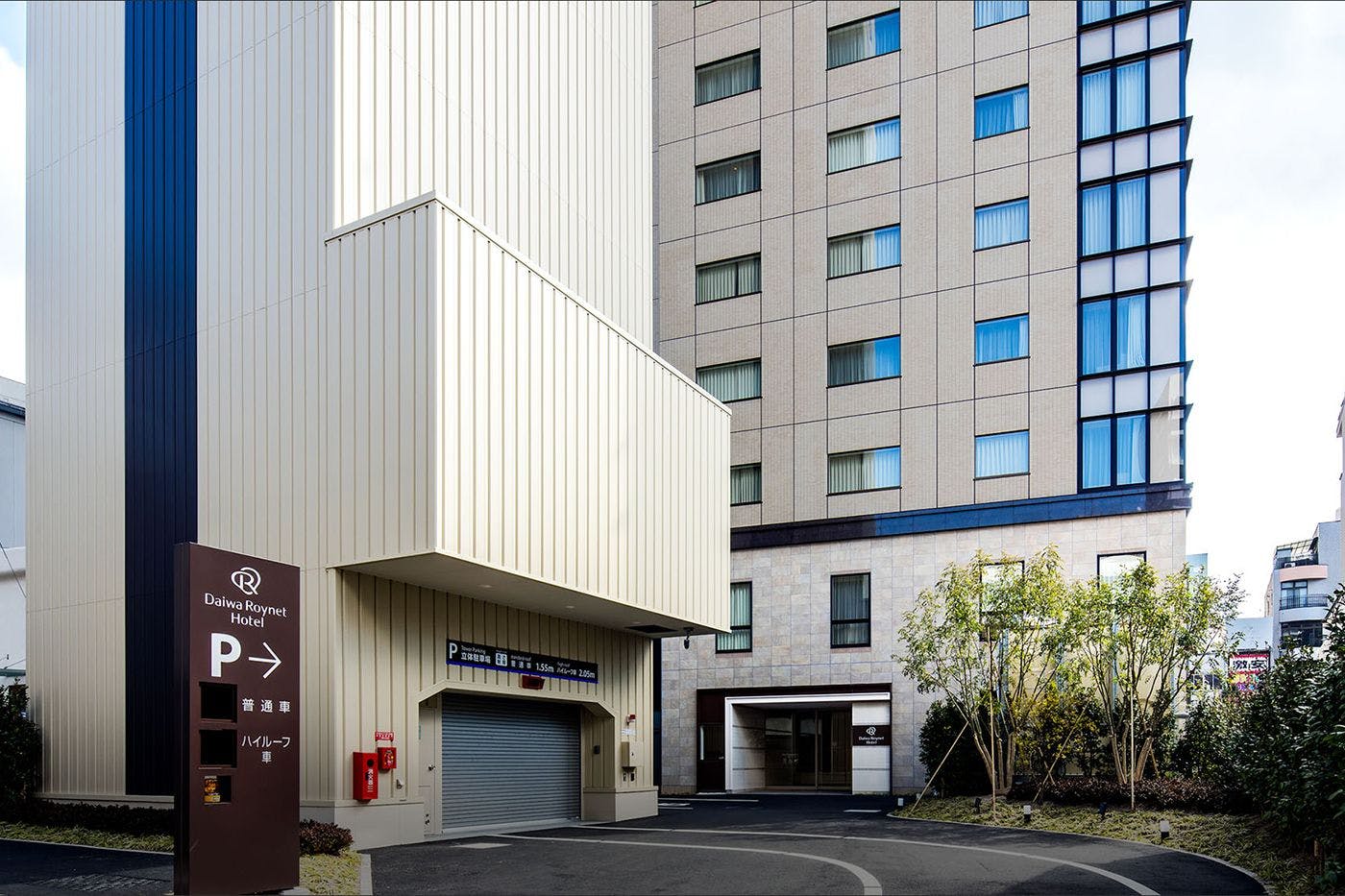 ที่จอดรถหลายชั้น (มีค่าใช้จ่าย)