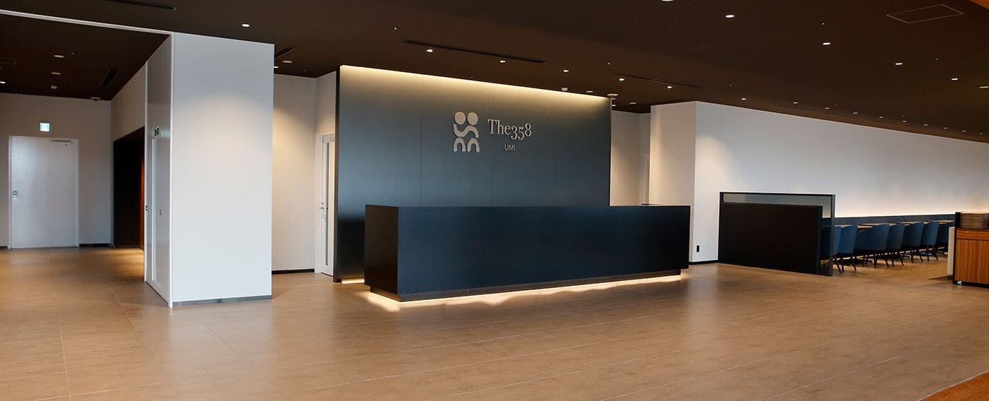 【프론트 카운터 (1층)】편안한 공간과 충실한 숙박을 제공합니다.