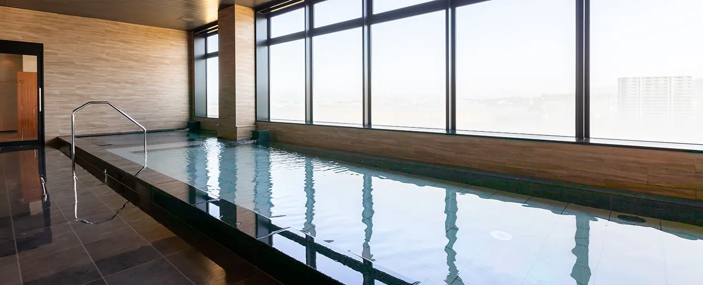 【대욕장 '다이카이'(10층)】파노라마 뷰의 넓은 욕조. 편안히 쉴 수 있는 공간입니다.