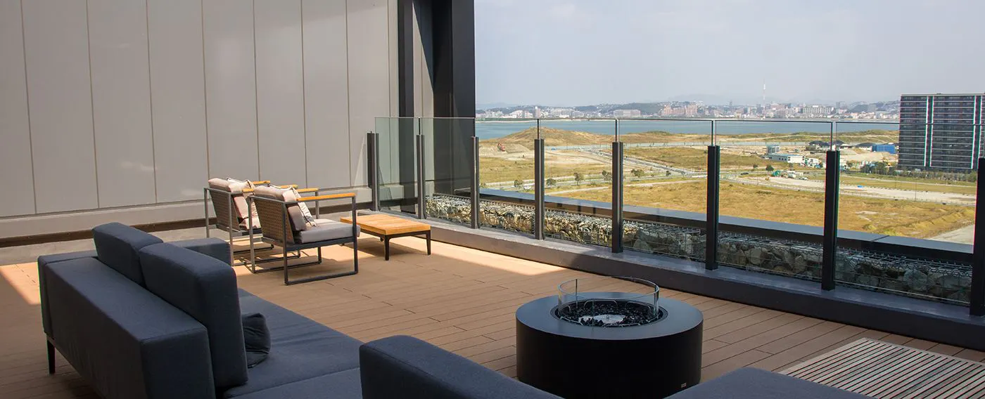 【발코니 (10층)】개방감 있는 탁 트인 발코니로, 의자와 테이블 등을 이용하실 수 있습니다.