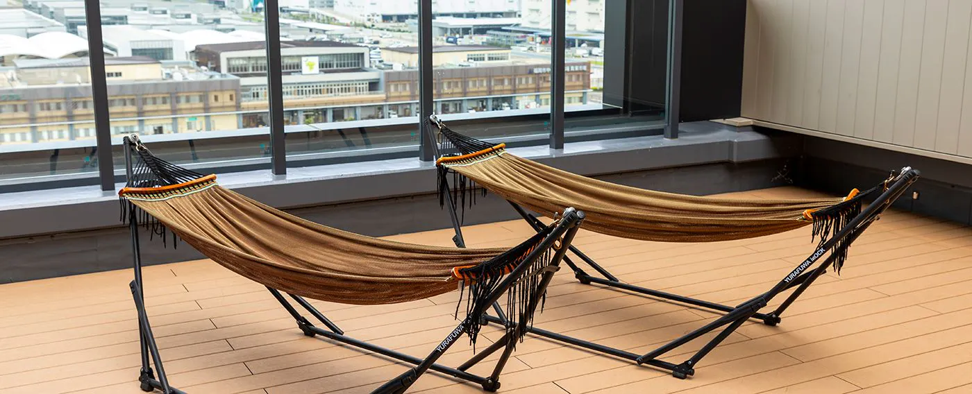 【발코니 (10층)】개방감 있는 탁 트인 발코니로, 의자와 테이블 등을 이용하실 수 있습니다.