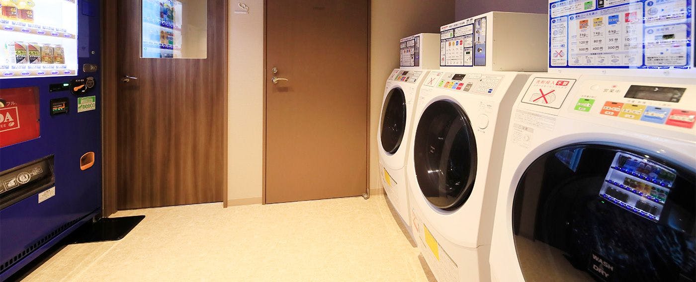 เครื่องซักผ้าหยอดเหรียญ (มีค่าบริการ) ・ ตู้จำหน่ายสินค้าอัตโนมัติ (มีเครื่องดื่มแอลกอฮอล์)