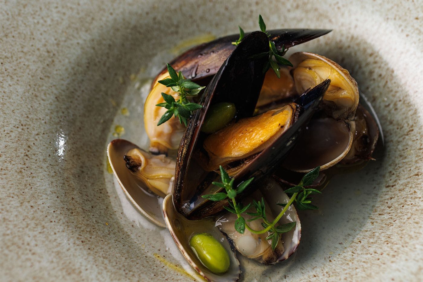 ลิ้มรสความอร่อยของหอยที่นึ่งด้วยไวน์ขาว