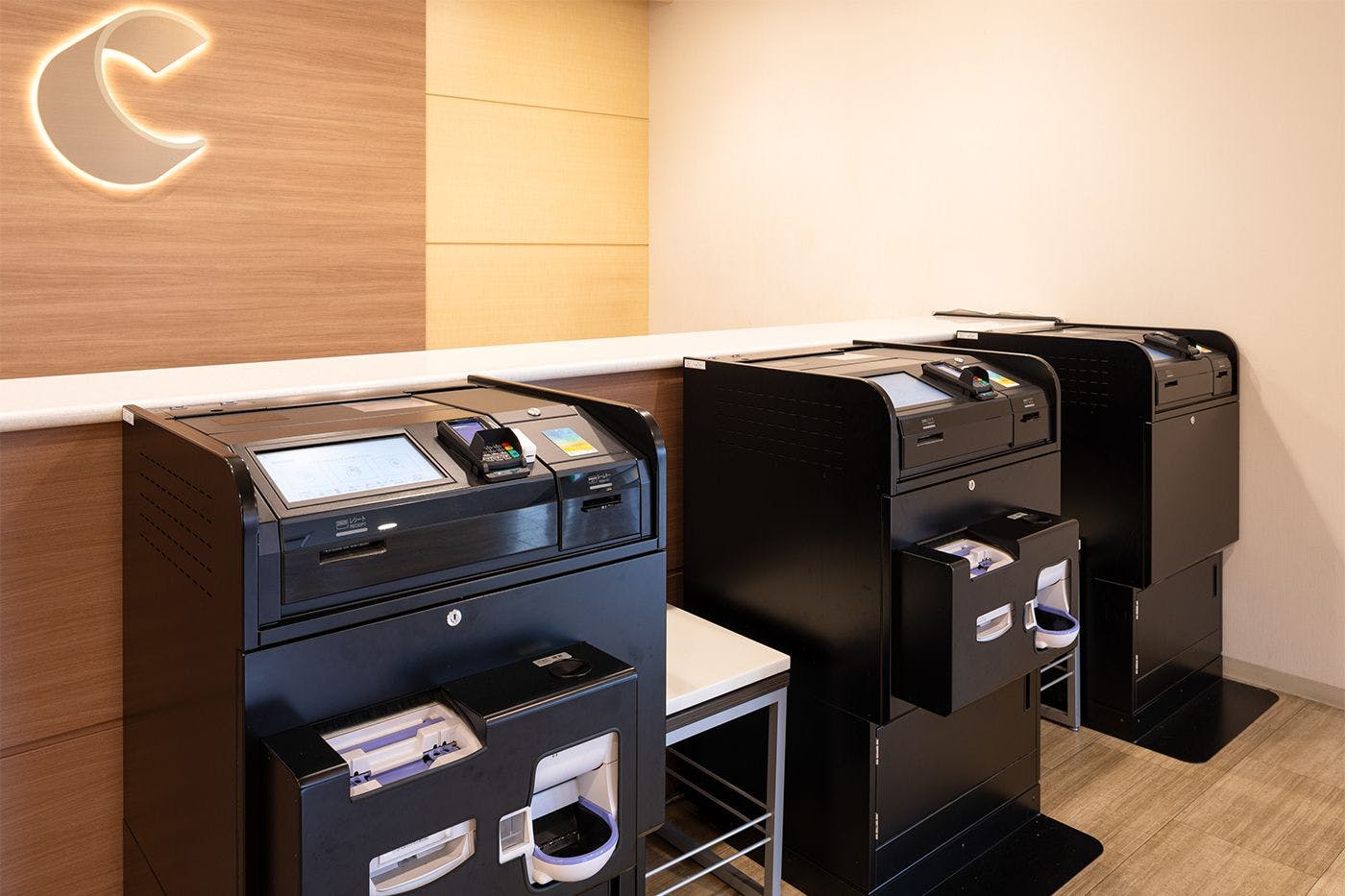 เครื่องเช็คอินและเช็คเอาท์ด้วยตนเอง