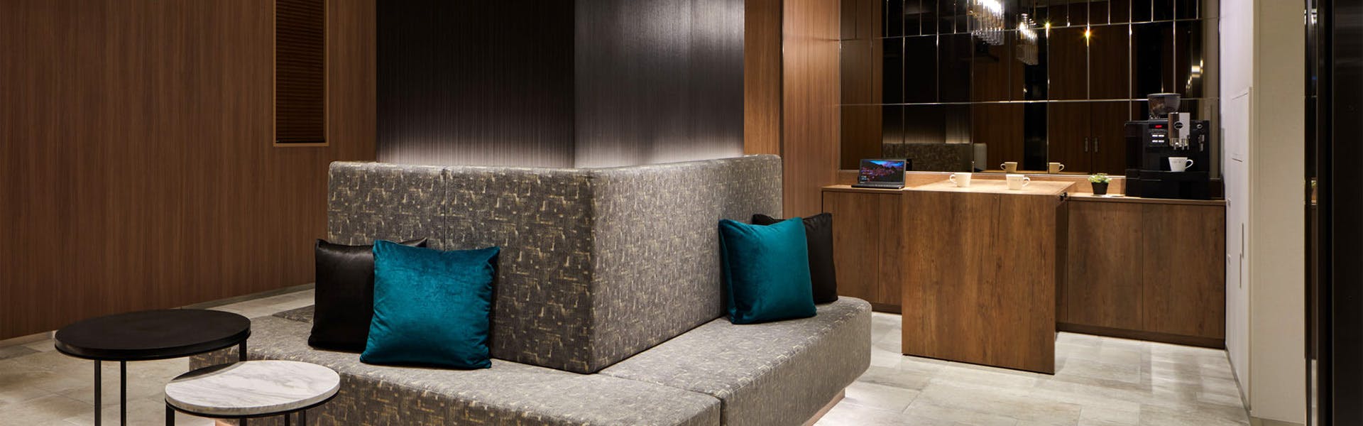 the b akasaka-mitsuke