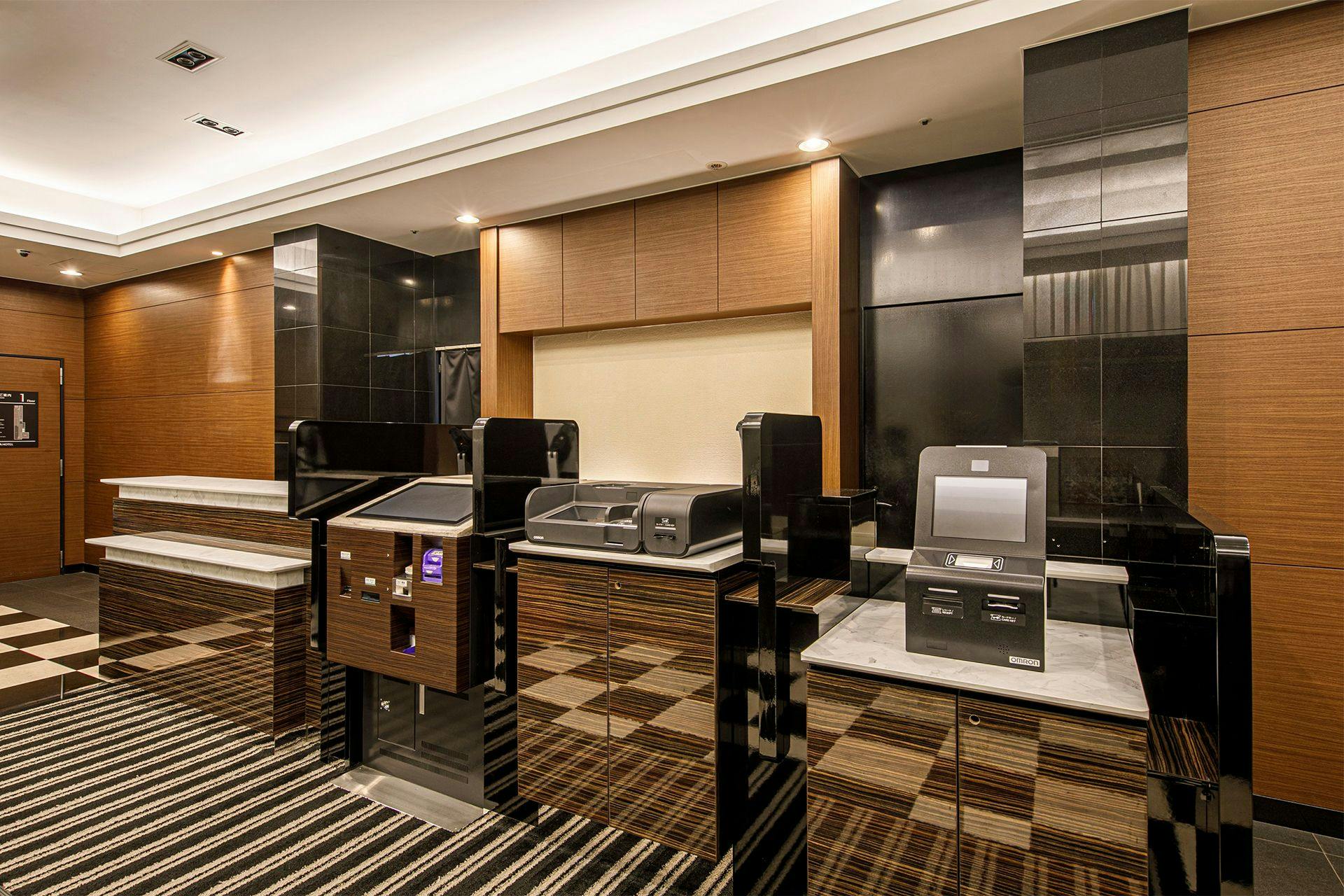 アパホテル〈名古屋丸の内駅前〉