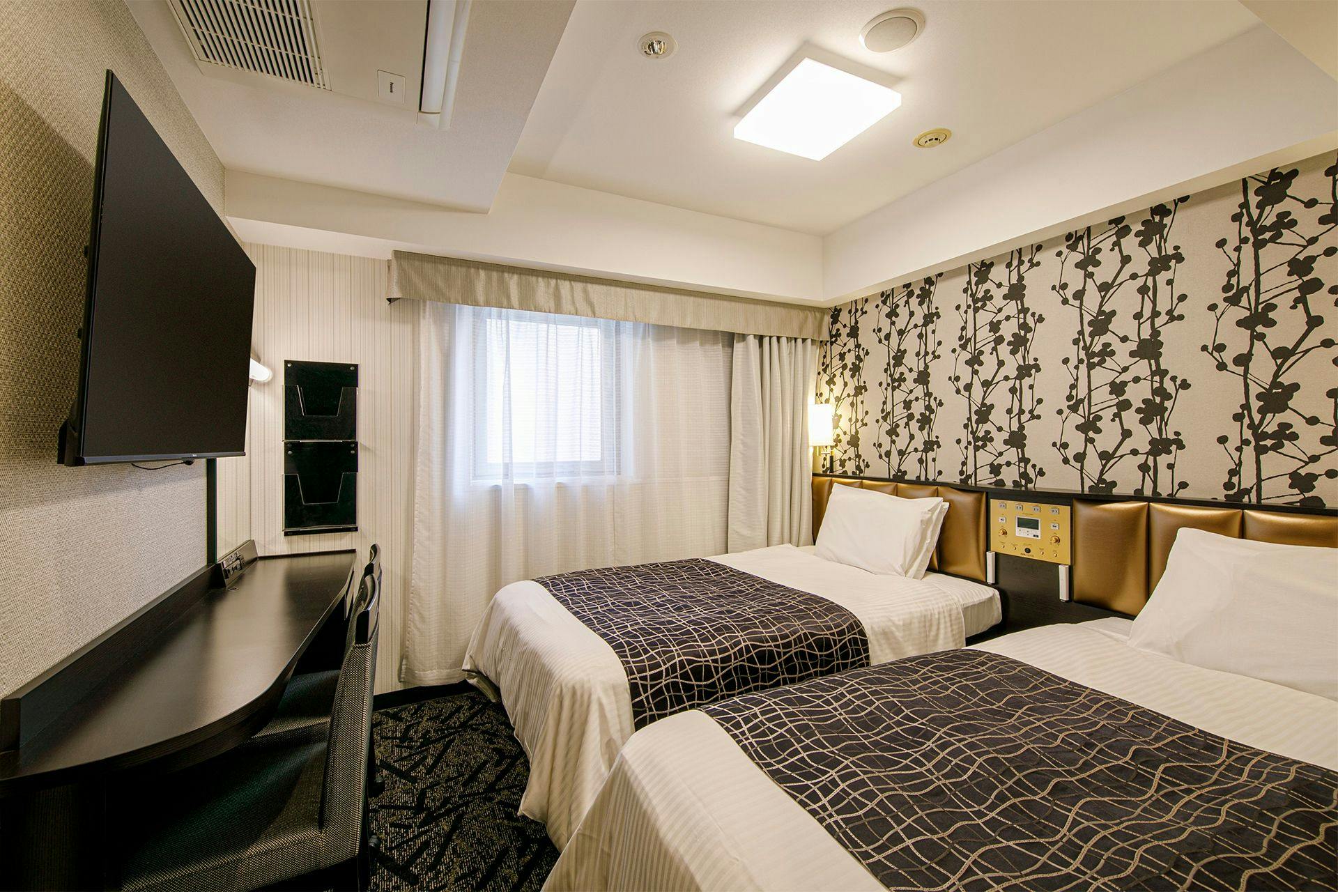 アパホテル〈名古屋丸の内駅前〉