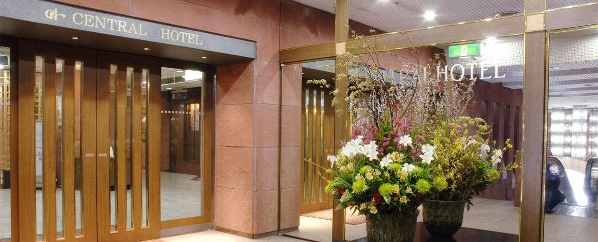 ทางเข้าหลักด้านหน้า