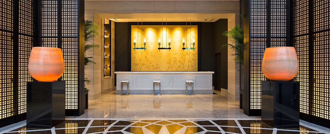 吹き抜けの解放感あるロビーエントランス