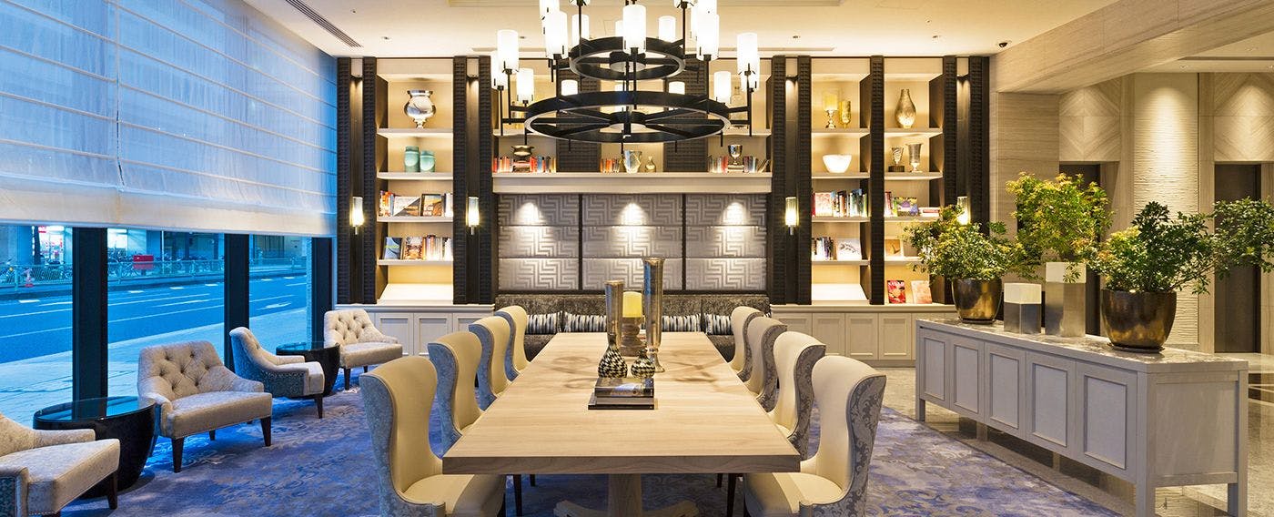 ロビーラウンジは上質な設えで、非日常の空間を演出