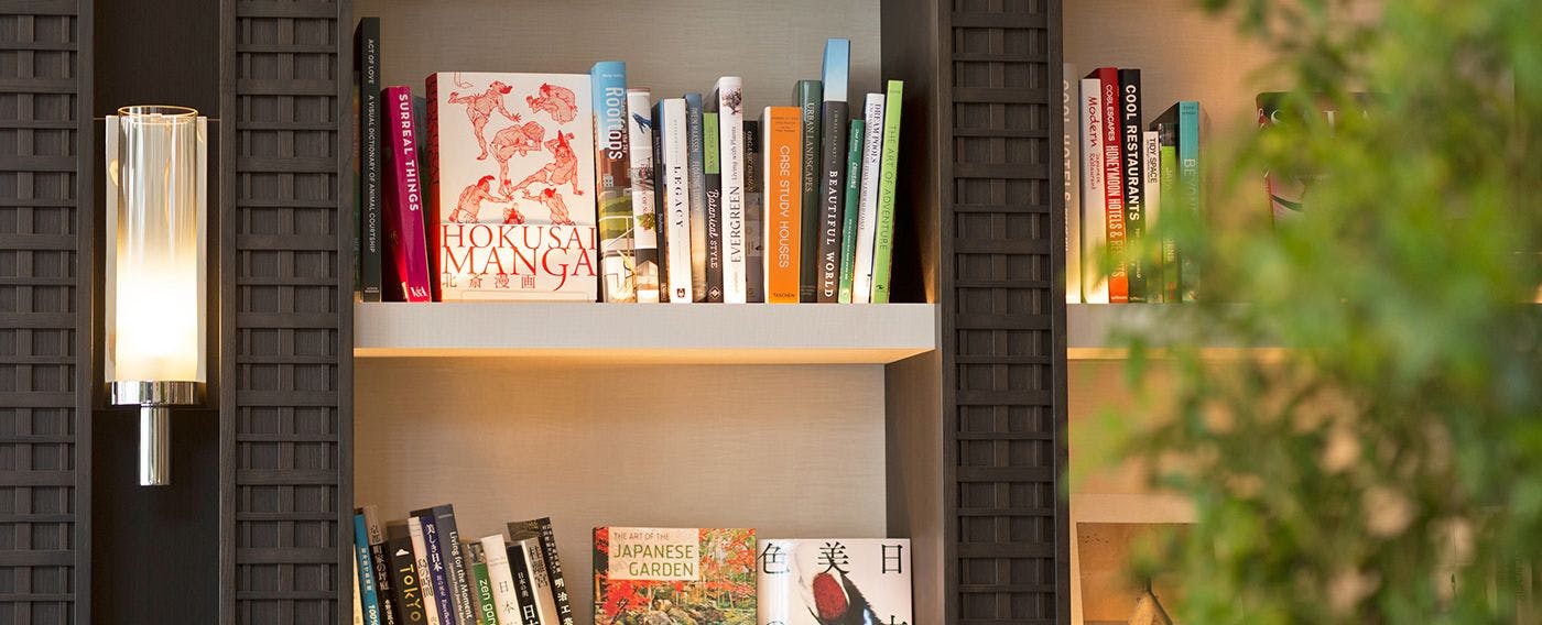 ラウンジには写真集や画集が飾られており、実際にお読みいただけます