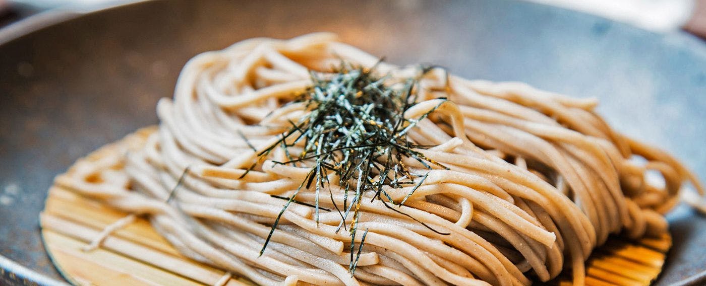 ランチではコシのある十割蕎麦や定食メニューをご提供