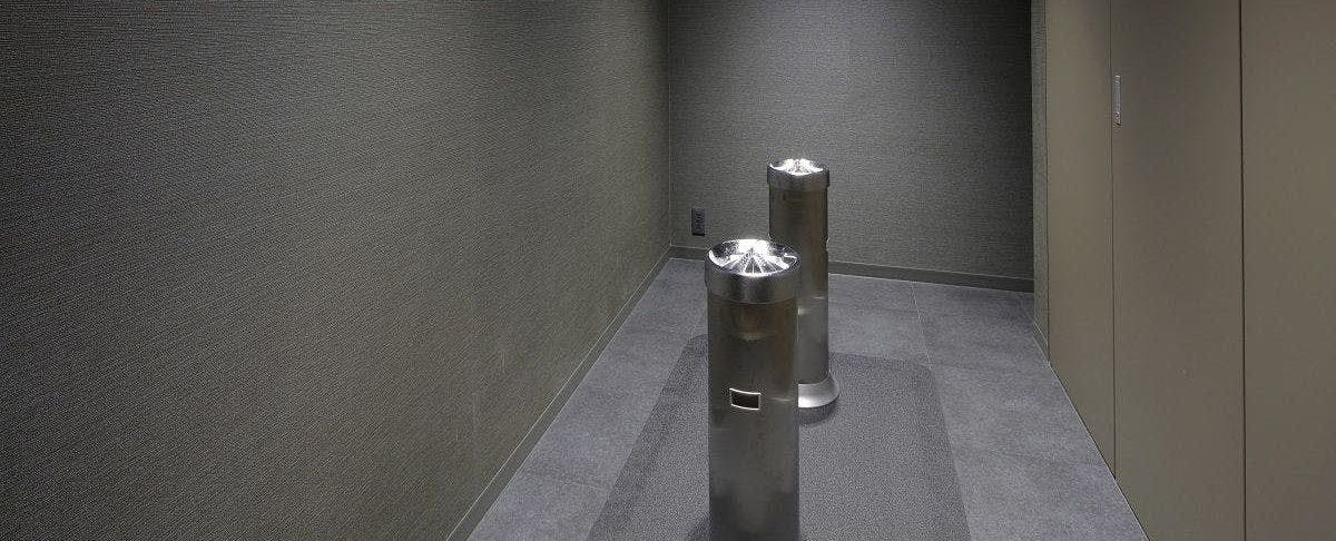 ห้องสูบบุหรี่ (ชั้น 1 และ 2)