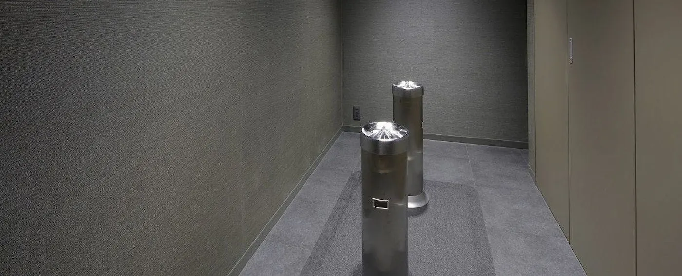 ห้องสูบบุหรี่ (ชั้น 1 และ 2)