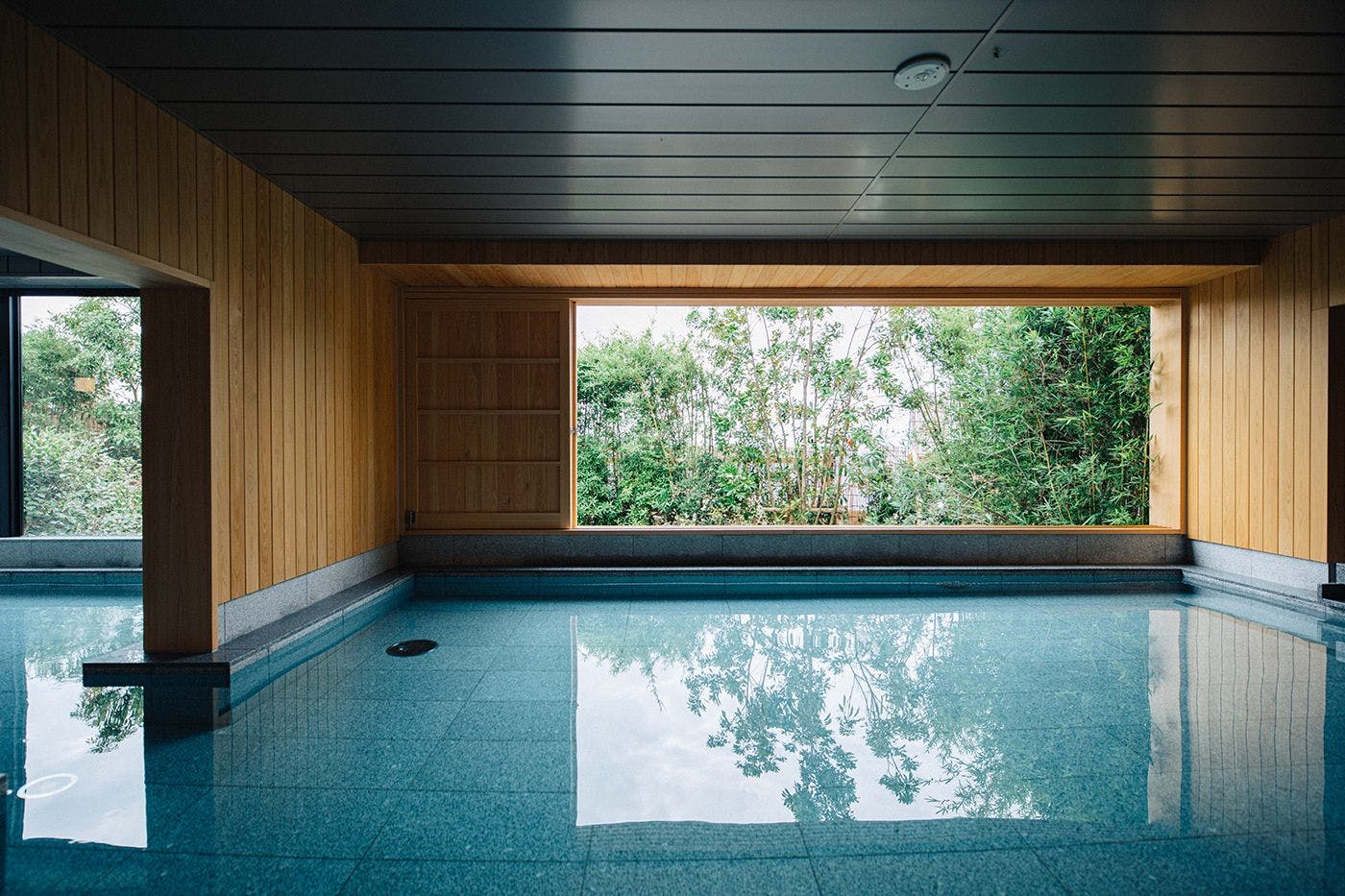 ห้องอาบน้ำรวมขนาดใหญ่พร้อมบ่อน้ำร้อนกึ่งกลางแจ้ง